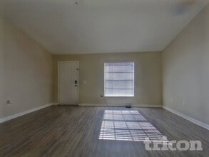 3390 Shalimar Cir in Deltona, FL - Foto de edificio - Building Photo