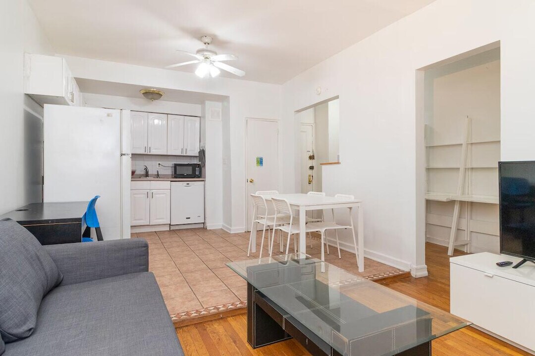 1569 1st Ave in New York, NY - Building Photo