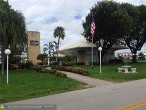 2851 E Golf Blvd, Unit 204 in Pompano Beach, FL - Foto de edificio - Building Photo