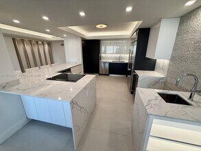 900 Bay Dr in Miami Beach, FL - Foto de edificio - Building Photo