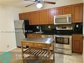 1470 N Dixie Hwy in Fort Lauderdale, FL - Building Photo - Building Photo
