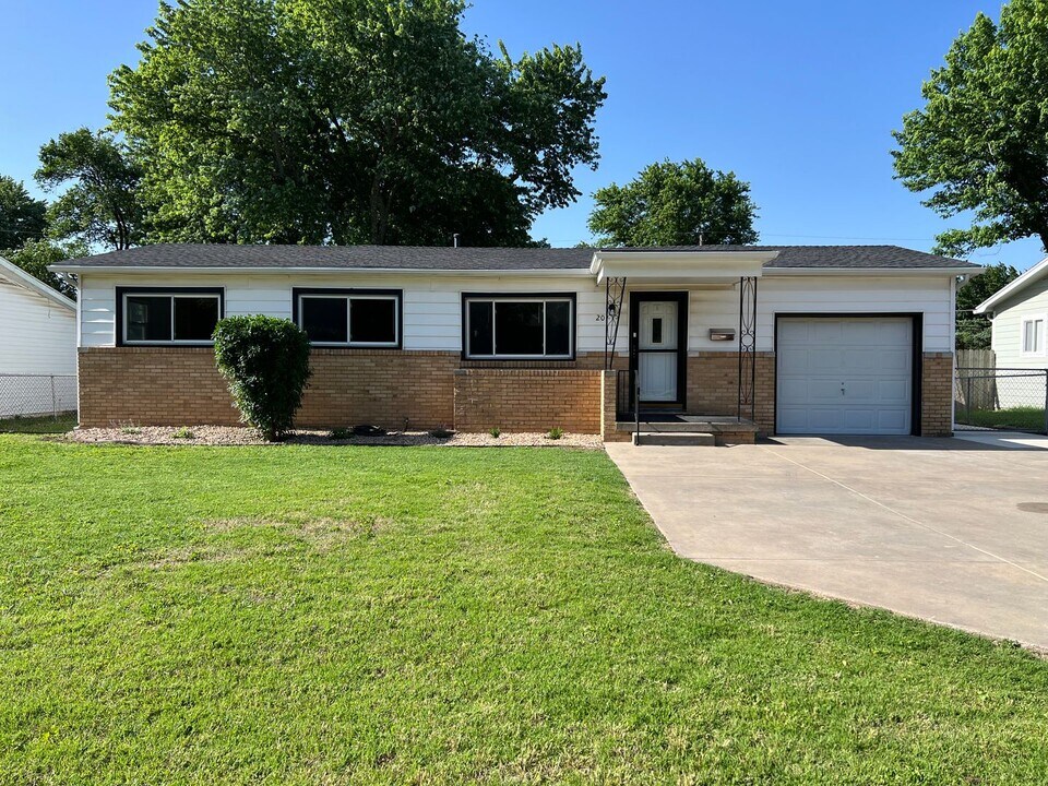 201 E Meadowlark Rd in Derby, KS - Building Photo