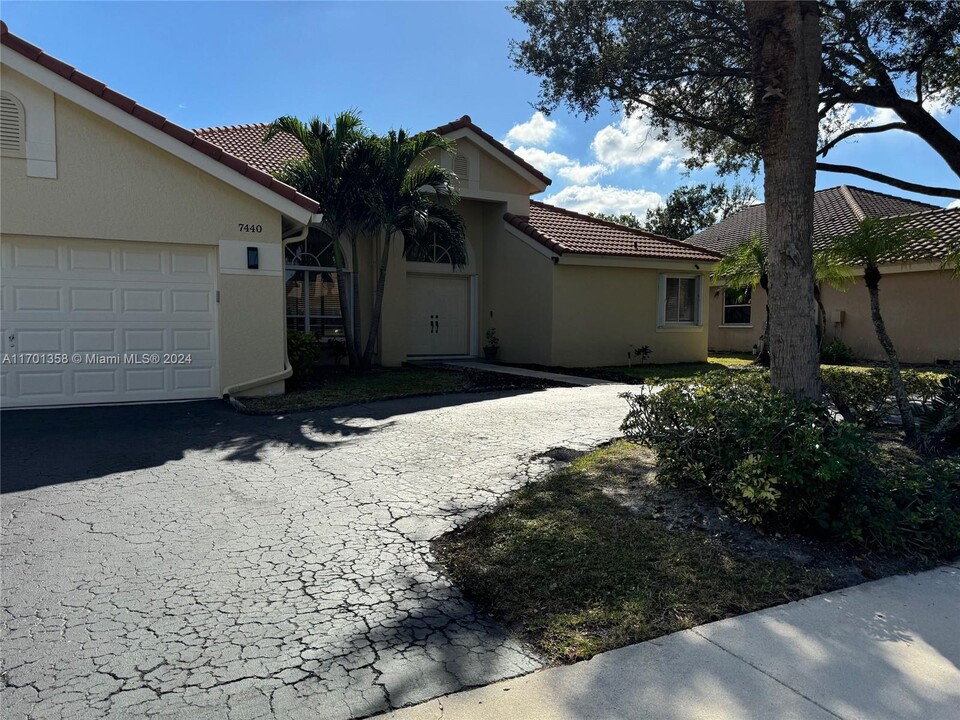 7440 NW 65th Ln in Parkland, FL - Building Photo