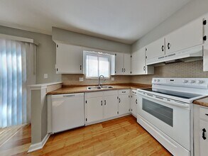 1105 NW Canterbury Rd in Blue Springs, MO - Building Photo - Building Photo