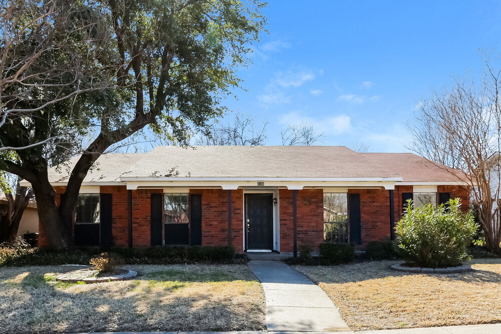 2105 Burrows Trail in Grand Prairie, TX - Building Photo