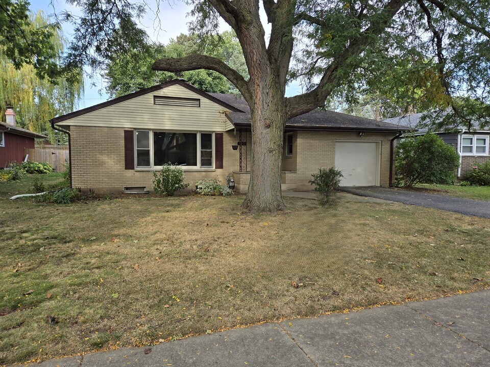 448 Hubbard Ave in Elgin, IL - Building Photo