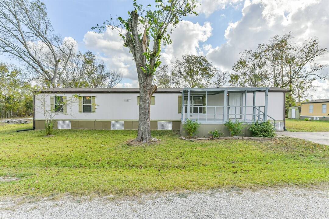 1749 Max Rd in Pearland, TX - Building Photo