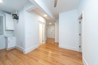 61 Park Dr, Unit 5 in Boston, MA - Foto de edificio - Building Photo