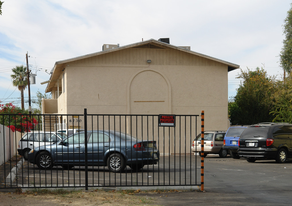 Desert Eagle Apartments in Glendale, AZ - Building Photo