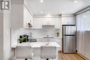 90 Portland St in Toronto, ON - Building Photo