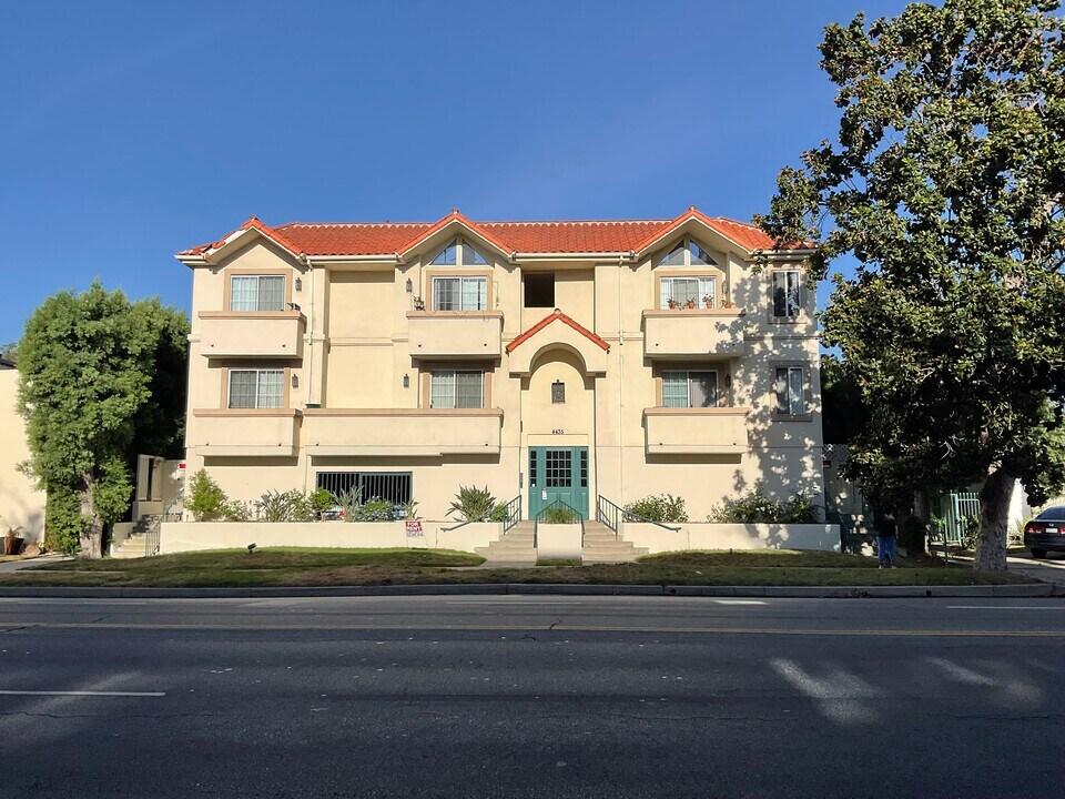 4435 Coldwater Canyon Ave in Studio City, CA - Building Photo