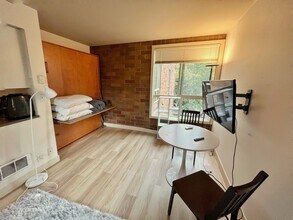 905 Cherry St in Seattle, WA - Building Photo - Building Photo
