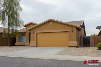 1033 Nina Dr in Casa Grande, AZ - Foto de edificio - Building Photo