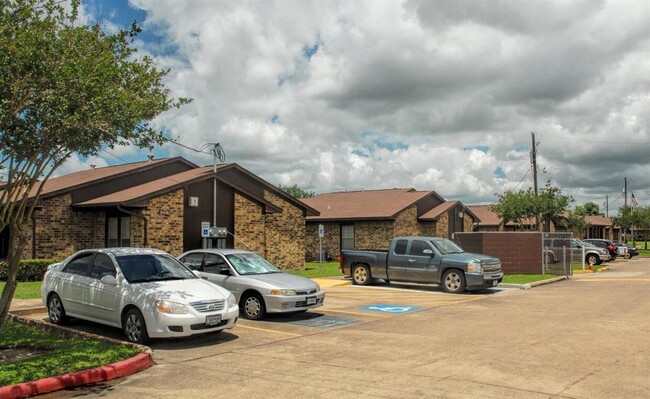 1749 E Henderson Rd in Angleton, TX - Building Photo - Building Photo