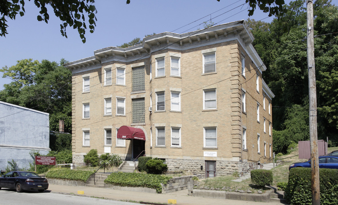 Center Plaza Apartments in Pittsburgh, PA - Building Photo