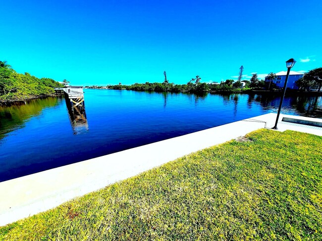 1 Colonial Club Dr in Boynton Beach, FL - Foto de edificio - Building Photo