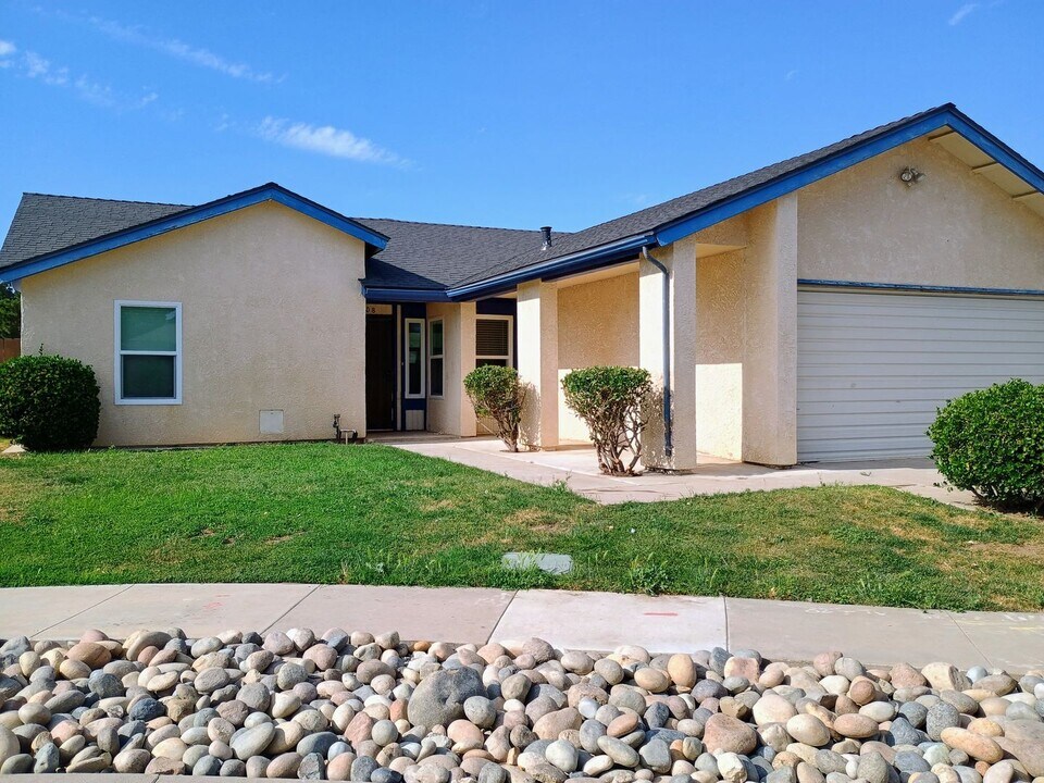 508 W Oakwood Ct in Tulare, CA - Building Photo