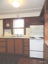 90 Leetes Island Rd in Branford, CT - Building Photo - Building Photo