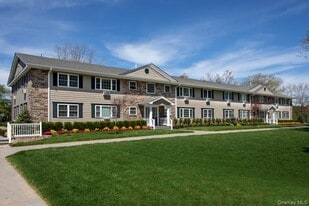 319 Robinson Ave in East Patchogue, NY - Building Photo