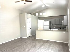 564 Pomerol Ave in Las Vegas, NV - Building Photo - Building Photo