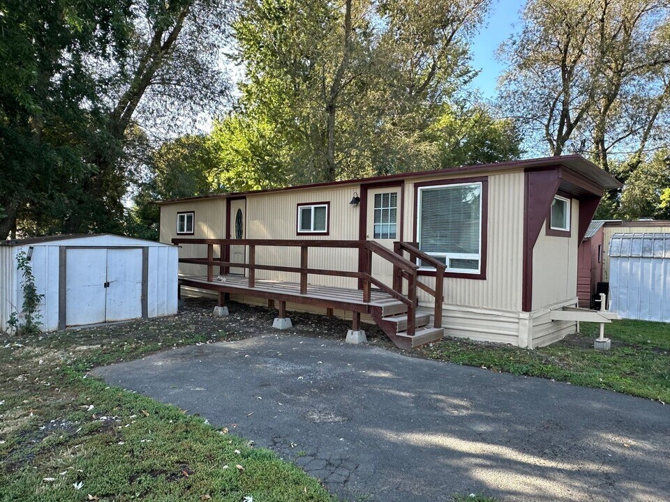 353 S 3rd St in Athena, OR - Building Photo
