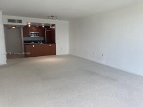 10275 Collins Ave in Bal Harbour, FL - Foto de edificio - Building Photo