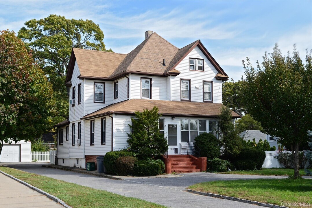 189 Forest Ave in Lynbrook, NY - Building Photo