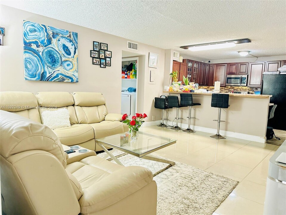 3185 Coral Ridge Dr, Unit CORAL SPRINGS in Coral Springs, FL - Foto de edificio