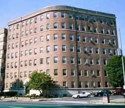 Hampton Arms in Washington, DC - Foto de edificio - Building Photo