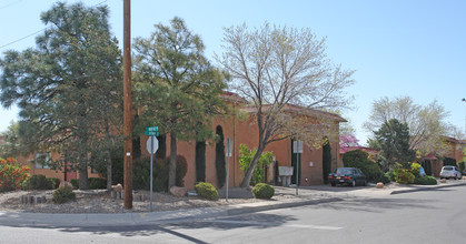 Foxfire Apartments in Albuquerque, NM - Building Photo - Building Photo