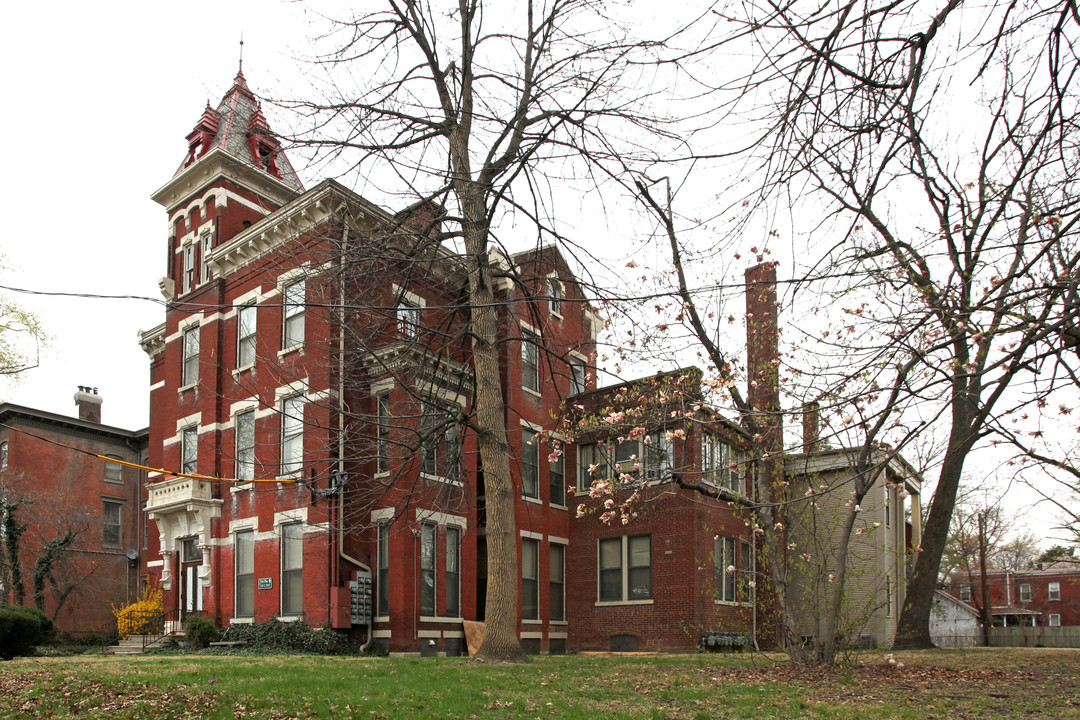 First Place Condominiums in Louisville, KY - Building Photo