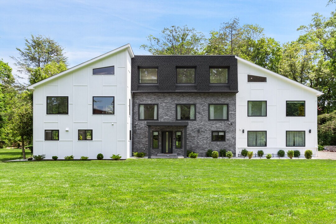 7 Hillside Rd in Greenwich, CT - Building Photo