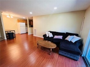 44 Surrey Dr in Newington, CT - Building Photo - Building Photo