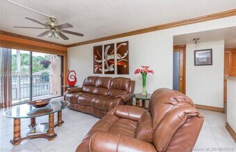 7090 NW 179th St in Hialeah, FL - Building Photo - Building Photo