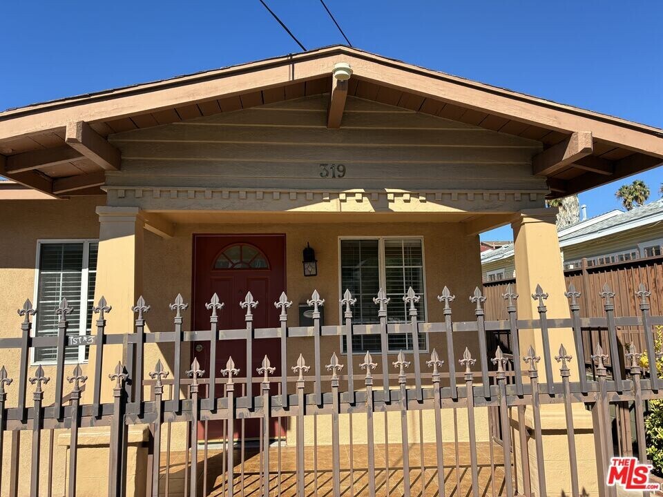 319 N Coronado St in Los Angeles, CA - Building Photo