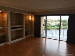 9359 Fontainebleau Blvd-Unit -F414 in Miami, FL - Building Photo - Building Photo