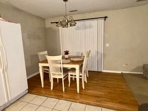 300 Woodridge Cir, Unit #C in South Elgin, IL - Building Photo - Building Photo