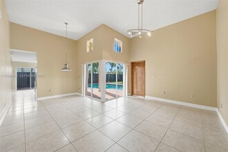 631 SW 88th Ct in Miami, FL - Foto de edificio - Building Photo