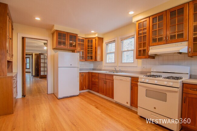 property at 5844 N Artesian Ave