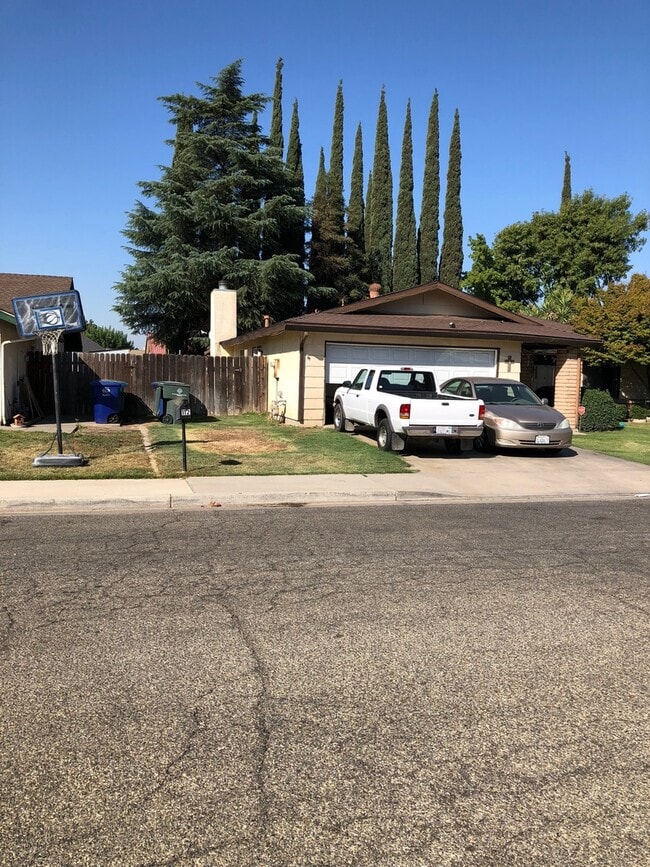 112 Holiday Way in Chowchilla, CA - Building Photo - Building Photo