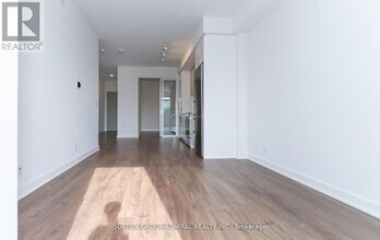 30 Upper Mall Wy in Vaughan, ON - Building Photo - Building Photo