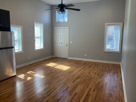 1929 W Montrose Ave, Unit 1S in Chicago, IL - Building Photo