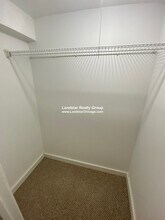 7247 W Touhy Ave in Chicago, IL - Foto de edificio - Building Photo