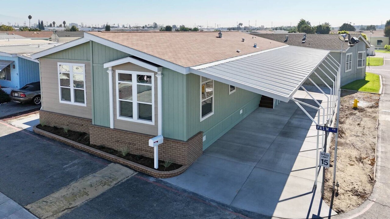 11 Palm Via in Anaheim, CA - Building Photo