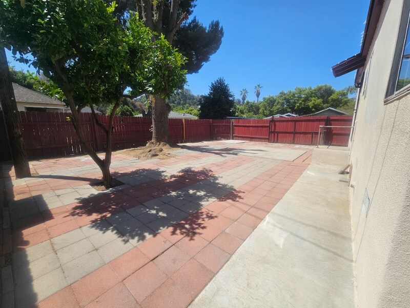 1250 Yosemite Dr in Los Angeles, CA - Building Photo