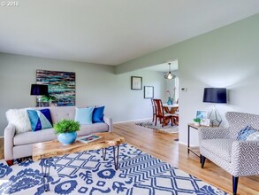 14017 NE Sacramento St in Portland, OR - Building Photo - Building Photo