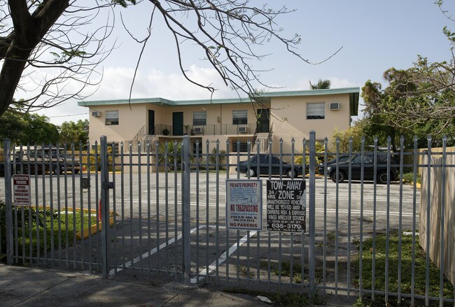 2104 NW 38th St in Miami, FL - Building Photo - Building Photo