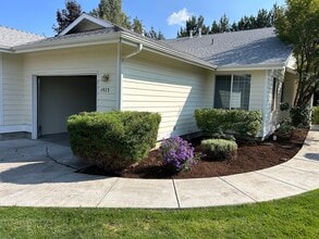 1923 NE Derek Dr in Bend, OR - Foto de edificio - Building Photo