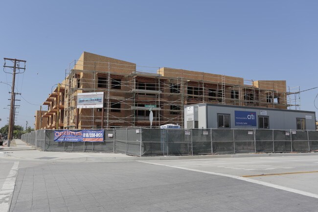 The Metro at Compton Senior Apartments in Compton, CA - Foto de edificio - Building Photo