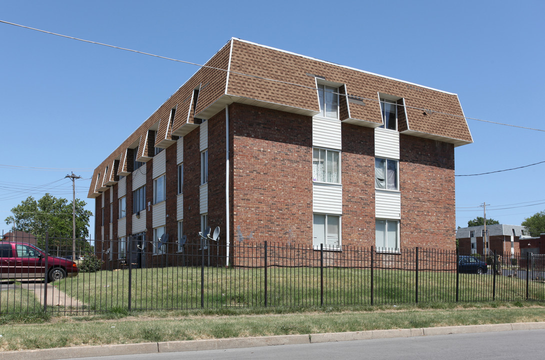 Four Seasons Apartments in St. Louis, MO - Building Photo